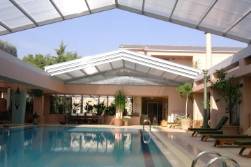 استخر روباز با محفظه پوشیده شده با سقف متحرک استخر